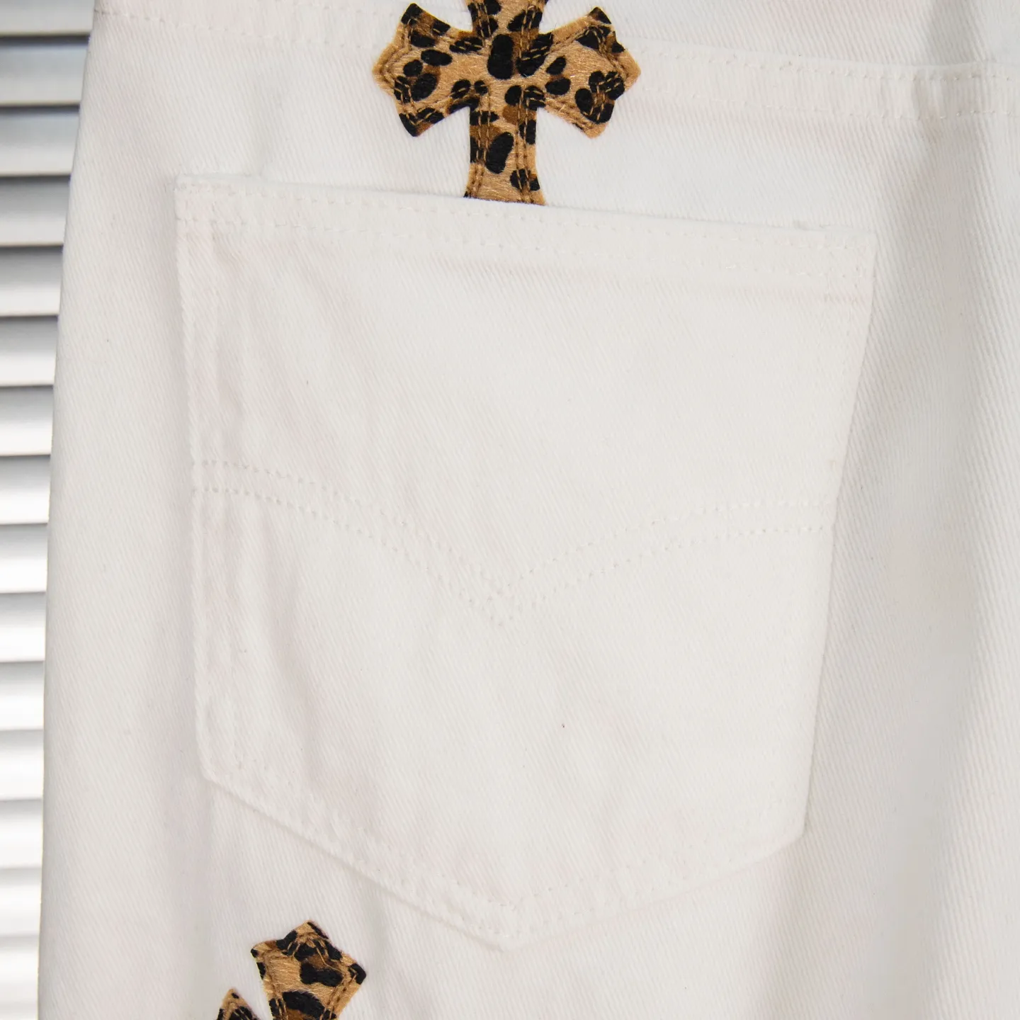 P240 Chrome Hearts & Chrome Hearts high street jeans with leopard print and vintage graffiti paintings on a white background. Chrome Hearts are the most popular pants in color. Made of beaded canvas fabric, heavy washing makes the upper body of the fabric more textured and the pants are tall and straight! The three-dimensional cutting of the whole trousers is a masterpiece! The hardware is customized by zp. The beaded canvas fabric is thick and soft after being washed. It has good breathability. Customized small leather label. Unique design. The details are simple and elegant, and the workmanship is exquisite. The whole trousers are neatly routed and the details are in place! Trendy people have been disappointed. From the quality selection of fabrics, the tailoring of details, and the matching of patterns, everything is impeccable! The upper body is so handsome when worn...it can be easily worn by men, women and children! The craftsmanship is made of heavy-duty washed pure cotton denim fabric. After washing, it is soft and thick. It is very stylish when worn on the body. Style number: 1782# Color: white Size: 28 30 32 34 (S-XL)